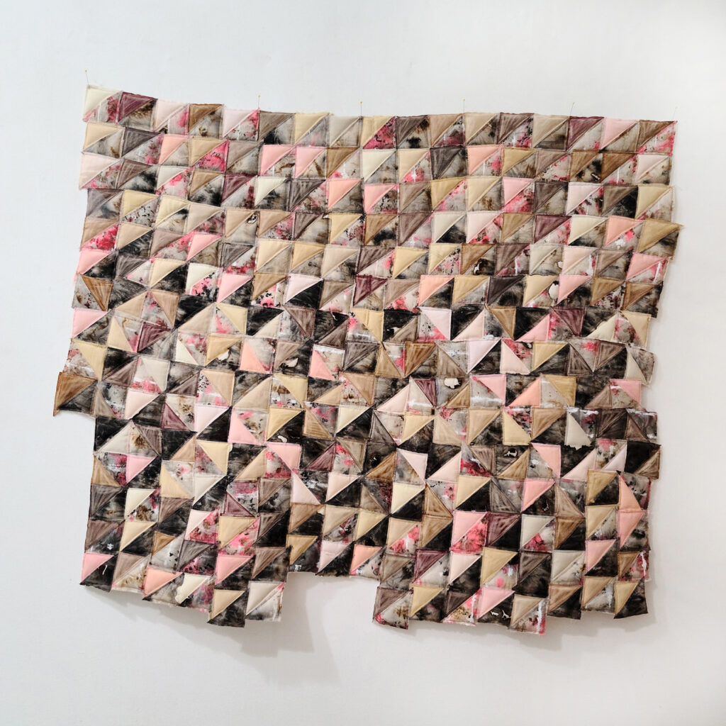 Jestrow reimagines and manipulates historical quilt patterns by applying improvisation, mixing different cultural traditions: Native American weavings, Amish quilts, and African American traditions.